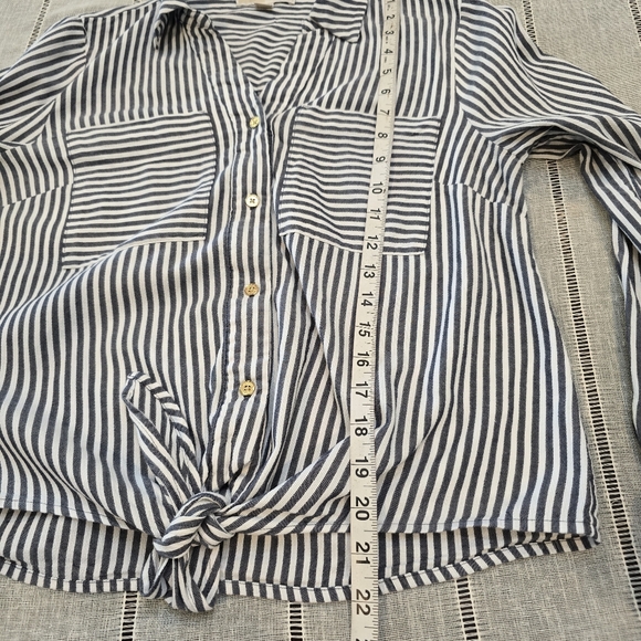 Michael Kors Blouse Striped Black White Tie Front Shirt Size Medium Pockets Fron - Picture 2 of 11